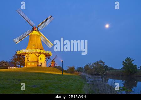 Zwei Windmühlen in Grewer in Greetsiel, Frisia, Niedersachsen, Deutschland Stockfoto
