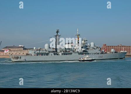 Der Typ-42-Destroyer der Royal Navy, HMS Liverpool (D92), der am 26. März 2012 in Portsmouth Harbor, Großbritannien einlief und ihren Zahler abflog. Stockfoto