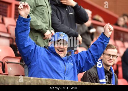 London, Großbritannien. Februar 2020. London, ENGLAND - 22. FEBRUAR Oldham Fans während des Sky Bet League 2 Spiels zwischen Leyton Orient und Oldham Athletic im Matchroom Stadium, London am Samstag, 22. Februar 2020. (Kredit: Eddie Garvey/MI News) Foto darf nur für redaktionelle Zwecke in Zeitungen und/oder Zeitschriften verwendet werden, Lizenz für kommerzielle Nutzung erforderlich Kredit: MI News & Sport /Alamy Live News Stockfoto