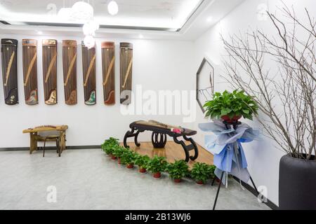 Als Guzheng Bildungs- und Ausbildungseinrichtung in China ist die Inneneinrichtung einfach und elegant und zeigt den Charme der traditionellen chinesischen Kultur. Stockfoto