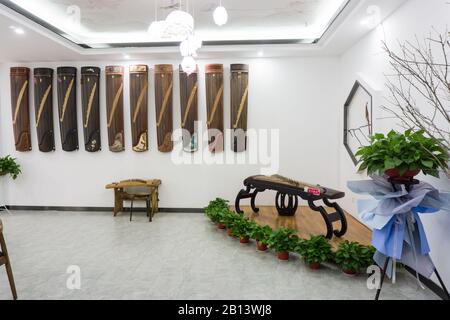 Als Guzheng Bildungs- und Ausbildungseinrichtung in China ist die Inneneinrichtung einfach und elegant und zeigt den Charme der traditionellen chinesischen Kultur. Stockfoto