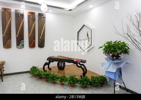 Als Guzheng Bildungs- und Ausbildungseinrichtung in China ist die Inneneinrichtung einfach und elegant und zeigt den Charme der traditionellen chinesischen Kultur. Stockfoto