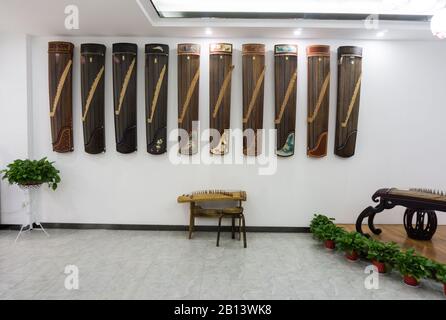 Als Guzheng Bildungs- und Ausbildungseinrichtung in China ist die Inneneinrichtung einfach und elegant und zeigt den Charme der traditionellen chinesischen Kultur. Stockfoto