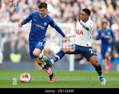 London, Großbritannien. Februar 2020. Chelseas Mason Mount (L) spielt mit Steven Bergwijn von Tottenham Hotspur während des Premier League London Derby-Spiels zwischen Chelsea und Tottenham Hotspur im Stamford Bridge Stadium in London, Großbritannien am 22. Februar 2020. Credit: Han Yan/Xinhua/Alamy Live News Stockfoto