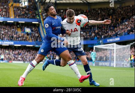 London, Großbritannien. Februar 2020. Chelseas "Reece James (L) Vies" mit Ben Davies von Tottenham Hotspur während des Premier League London Derby-Spiels zwischen Chelsea und Tottenham Hotspur im Stamford Bridge Stadium in London, Großbritannien am 22. Februar 2020. Credit: Han Yan/Xinhua/Alamy Live News Stockfoto