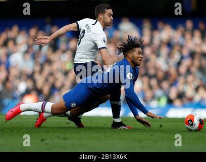 London, Großbritannien. Februar 2020. Chelseas "Reece James (R) Vies" mit "Harry Winks" von Tottenham Hotspur während des Premier League London Derby-Spiels zwischen Chelsea und Tottenham Hotspur im Stamford Bridge Stadium in London, Großbritannien am 22. Februar 2020. Credit: Han Yan/Xinhua/Alamy Live News Stockfoto