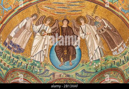 RAVENNA, ITALIEN - 28. JANUAR 2020: Das Mosaik von Jesus Christus dem Pantokrator aus der Apsis des Presbyteriums in der Kirche Basilica di San Vitale. Stockfoto