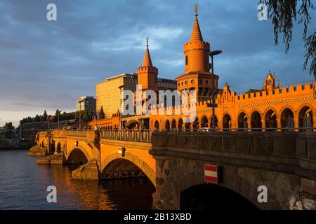 Oberbaum-Brücke, Friedrichshain-Kreuzberg, Berlin Stockfoto