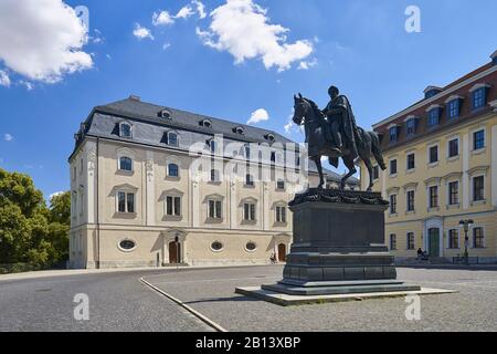 Herzogin Anna Amalia Bibliothek und Carl August Denkmal vor dem Fürstlichen Haus am Platz der Demokratie, Weimar, Thüringen, Deutschland Stockfoto