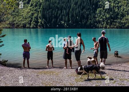 Wanderer am Kinney Lake, mit eiszeitlichem Mehl gefärbt, im Mount Robson Provincial Park, British Columbia, Kanada [keine Modellveröffentlichungen; für die Redaktion verfügbar Stockfoto