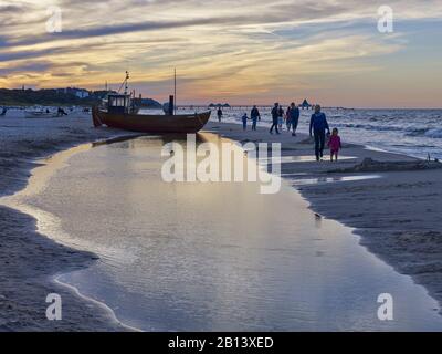 Fischerboot am Strand, Ahlbeck, Insel Usedom, Mecklenburg-Vorpommern, Deutschland Stockfoto