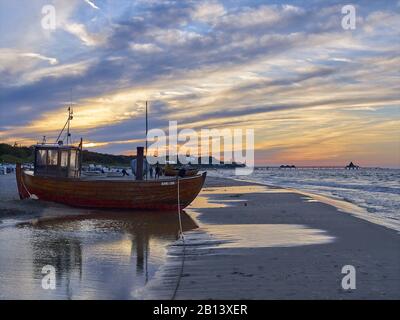 Fischerboot am Strand, Ahlbeck, Insel Usedom, Mecklenburg-Vorpommern, Deutschland Stockfoto