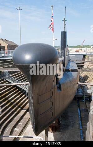 Das ehemalige U-Boot der Royal Navy, HMS Ocelot (S17), heute Museumsschiff und Touristenattraktion in Chatham Historic Dockyard, Kent. Gesehen am 27. April 2011. Stockfoto