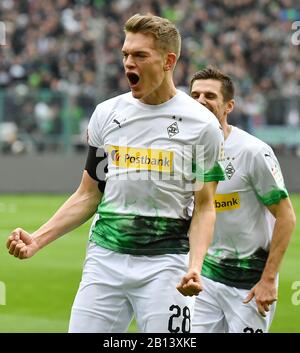 Mönchengladbach, Deutschland. Februar 2020. Matthias Ginter aus Mönchengladbach feiert nach einem Treffer bei einem Bundesliga-Spiel zwischen Borussia Mönchengladbach und der TSG 1899 Hoffenheim in Mönchengladbach am 22. Februar 2020. Kredit: Ulrich Hufnagel/Xinhua/Alamy Live News Stockfoto