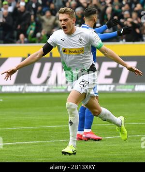 Mönchengladbach, Deutschland. Februar 2020. Matthias Ginter aus Mönchengladbach feiert nach einem Treffer bei einem Bundesliga-Spiel zwischen Borussia Mönchengladbach und der TSG 1899 Hoffenheim in Mönchengladbach am 22. Februar 2020. Kredit: Ulrich Hufnagel/Xinhua/Alamy Live News Stockfoto