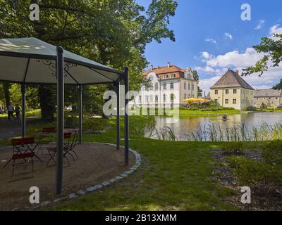 Kahnsdorf mit Schiller-Café in Kahnsdorf am Hainer See bei Leipzig, Sachsen, Deutschland Schloss Kahnsdorf und Schiller-Café am Hainer See bei Leipzig, Sachsen, Deutschland Stockfoto