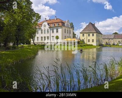 Kahnsdorf mit Schiller-Café in Kahnsdorf am Hainer See bei Leipzig, Sachsen, Deutschland Schloss Kahnsdorf und Schiller-Café am Hainer See bei Leipzig, Sachsen, Deutschland Stockfoto