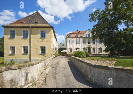 Kahnsdorf mit Schiller-Café in Kahnsdorf am Hainer See bei Leipzig, Sachsen, Deutschland Schloss Kahnsdorf und Schiller-Café am Hainer See bei Leipzig, Sachsen, Deutschland Stockfoto