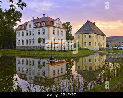 Kahnsdorf mit Schiller-Café in Kahnsdorf am Hainer See bei Leipzig, Sachsen, Deutschland Schloss Kahnsdorf und Schiller-Café am Hainer See bei Leipzig, Sachsen, Deutschland Stockfoto