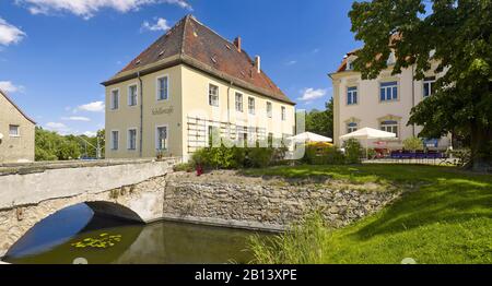 Kahnsdorf mit Schiller-Café in Kahnsdorf am Hainer See bei Leipzig, Sachsen, Deutschland Schloss Kahnsdorf und Schiller-Café am Hainer See bei Leipzig, Sachsen, Deutschland Stockfoto