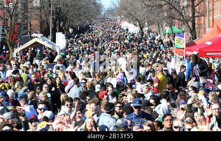 St. Louis, Vereinigte Staaten. Februar 2020. Paradebesucher jäumten die Straßen von St. Louis während der Mardi Gras Parade in St. Louis am Samstag, 22. Februar 2020. Foto von Bill Greenblatt/UPI Credit: UPI/Alamy Live News Stockfoto