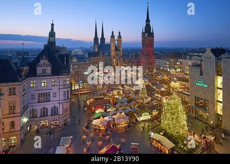 Weihnachtsmarkt mit Marktkiche St. Marien und Roter Turm in Halle -Saale, Sachsen-Anhalt, Deutschland Stockfoto