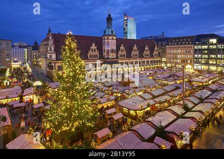 Weihnachtsmarkt auf dem Marktplatz mit Dem Alten Rathaus in Leipzig, Sachsen, Deutschland Stockfoto