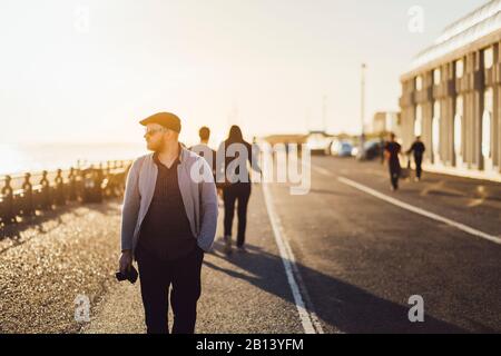 Tourist am Meer, Fotograf, Brighton, England Stockfoto