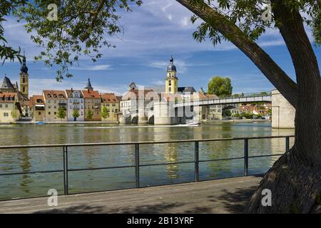 Altstadt von Kitzingen am Main mit der Kirche St. Johannes, dem Marktturm und der Kirche, Unterfranken, Bayern, Deutschland Stockfoto