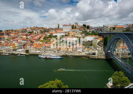 Brücke Ponte Dom Luis I in der Altstadt von Ribeira, Porto, Portugal Stockfoto