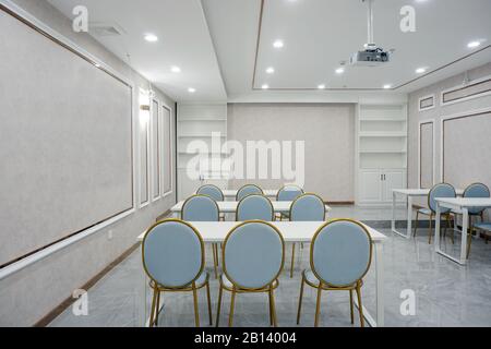 Ein kleiner, leerer Konferenzraum Stockfoto