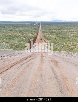 Blick nach Westen, auf halber Strecke auf dem Monument Mountain. Barriere tritt in den Horizont zurück. Das Projekt Tucson 2 erstreckt sich über 8 km in der Nähe von Douglas AZ, 11. Februar 2020. Das U.S. Army Corps of Engineers, South Pacific Border District, erbringt vertragliche Dienstleistungen, einschließlich Design- und Bauaufsicht, von Verteidigungsministerium finanzierte Projekte der Südwestgrenze in Kalifornien, Arizona, New Mexico und Texas auf Anweisung der Verwaltung und auf Anfrage des Department of Homeland Security, Zoll- und Grenzschutz. (Niemand in diesem Bild hat die internationale Grenze überschritten.) Stockfoto