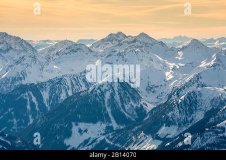 Dachsteingletscher, Dachsteinmassiv, Blick auf die Schladminger Tauern, morgens, Österreich Stockfoto