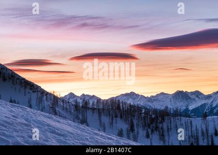 Sonnenaufgang am Fuße des Dachsteinmassivs, Blick auf die Schladminger Tauern, Dachstein, Österreich Stockfoto