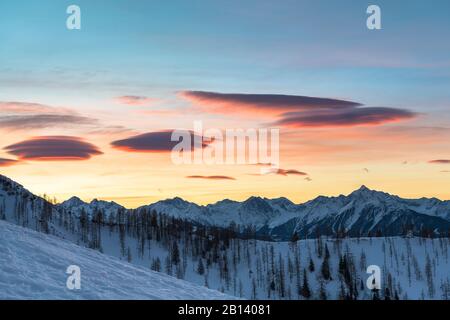 Sonnenaufgang am Fuße des Dachsteinmassivs, Blick auf die Schladminger Tauern, Dachstein, Österreich Stockfoto