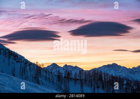 Sonnenaufgang am Fuße des Dachsteinmassivs, Blick auf die Schladminger Tauern, Dachstein, Österreich Stockfoto