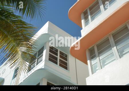 Miami Art Deco District am Ocean Drive, Details. Bunte Betonplatten, Palmen und blauer Himmel am sonnigen South Beach, Florida. Stockfoto