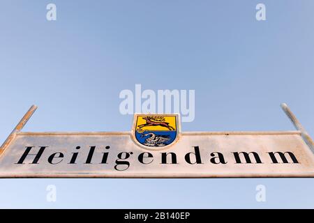 Pier, Schild, Strandpromenade, bei Sonnenuntergang, Badeort Baltic SPA Heiligendamm, Mecklenburg-Vorpommern, Deutschland, Europa Stockfoto