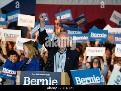 Der demokratische Präsidentschaftskandidat Bernie Sanders und seine Frau Jane an seiner Seite winken bei einer Wahlkampfveranstaltung in der Cowboys Dance Hall in San Antonio, Texas, zu einer begeisterten Menschenmenge. Stockfoto