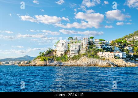 Die felsige Küste des Mittelmeers am Cap Ferrat, Frankreich, als Luxusmanövierungen und die Stadt Villefranche entlang der französischen Riviera. Stockfoto