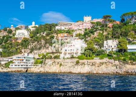 Gehobene Luxuswohnungen und Herrenhäuser säumten die Hügel entlang der Küste der französischen Riviera im Süden Frankreichs. Stockfoto