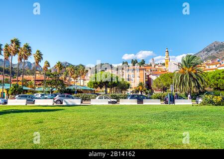 Die tropische Skyline des Mittelmeers und die Hügel der farbenfrohen Stadt Menton, Frankreich, an der französischen Riviera. Stockfoto