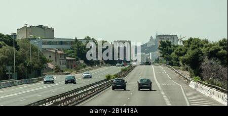 Autoroute du Nord et Notre Dame de la Garde, Marseille, Frankreich Stockfoto