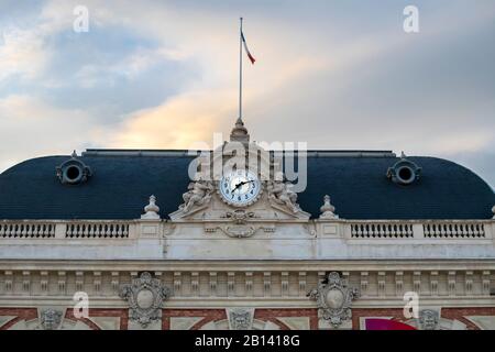 Das historische Eisenbahngebäude mit der französischen Flagge, das über der französischen Riviera in der Stadt Nizza, Frankreich, liegt. Stockfoto