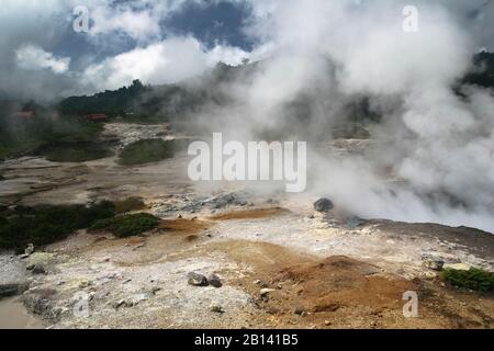 Heiße Quellen, Fumarolen und Solfatare, Sikidang-Krater, Provinz Jawa Tengah, Java Island, Indonesien Stockfoto