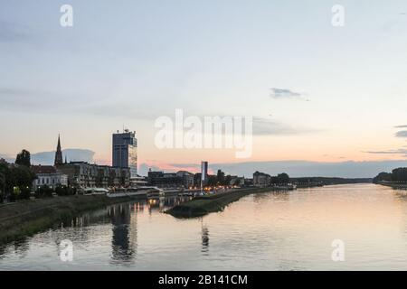 Panorama und Skyline von Osijek vom Fluss Drava mit Wolkenkratzern und der Kathedrale der Stadt. Osijek ist eine Großstadt der Region Slawonien in Nort Stockfoto