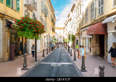 Eine typische, malerische Straße mit Geschäften und Apartments in Antibes, Frankreich, an der Südküste und am Mittelmeer. Stockfoto
