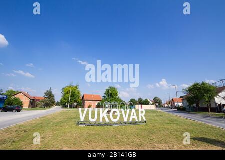 VUKOVAR, KROATIEN, 11. MAI 2018: Vukovar Schild an einer Straße und Straße am Eingang der Stadt während eines Sommernachmittags. Es ist eine Stadt an Slawonija, in Stockfoto