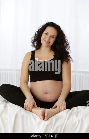 Junge schwangere Frau Stockfoto