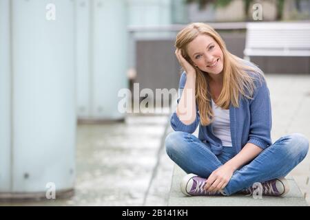 Porträt einer jungen, lächelnden, blonden Frau Stockfoto